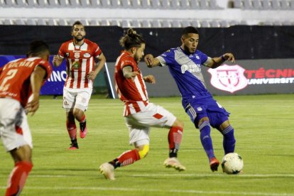 Robert Burbano (c) está muy lejos del nivel mostrado el año anterior en Delfín. Emelec sigue cuesta abajo.