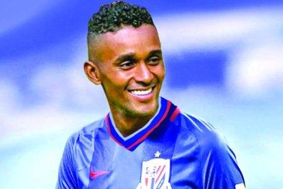 Fidel Martínez con la camiseta del Shanghái Greenland Shenhua Football Club