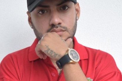 El cantante aparece en videos donde salen personas armadas.