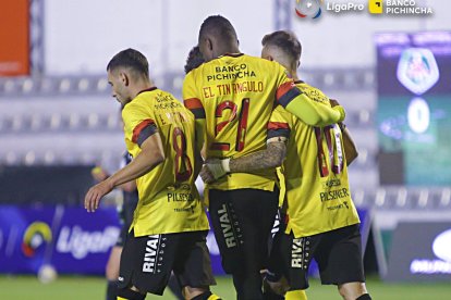 El festejo amarillo en el estadio Bellavista, Martínez, Angulo y Díaz.