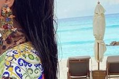 Un besote de cumpleaños recibe Felipe Caicedo de parte de su esposa María García.