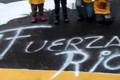 Una de las fotos de apoyo que ha recibido Richard Carapaz.