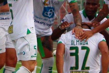 Los manabitas festejando a lo grande el gol de Carlos Almada.