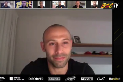 Mascherano conversando con los jugadores juveniles del Barcelona.