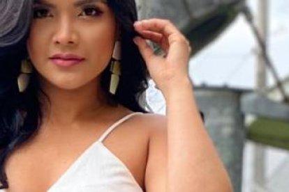 Evelyn Calderón es presentadora del segmento ‘Entre Flashes’ y reportera de En Contacto.