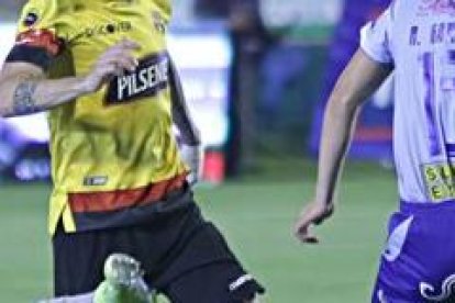 Damián Díaz tuvo la primera oportunidad de gol de los amarillos en el estadio Bellavista.