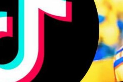 Eduardo Maruri el primer ex presidente del Barcelona y directivo del fútbol ecuatoriano haciendo vídeos con su hijo Eduardo que encarna a Kaviedes en Si se puede.