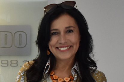 Loor es oriunda de Lima, Perú, pero vive muchos años en Ecuador. Es actriz de cine, teatro y televisión.