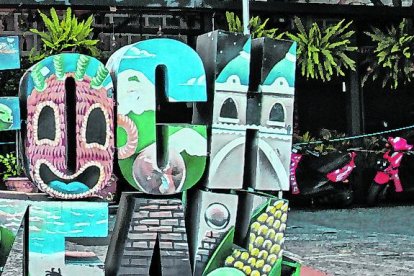 Luce gris y vacía. Grandes locales cerraron y han sido puestos en venta.