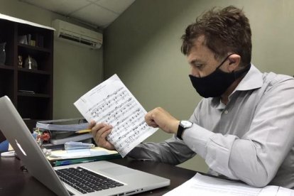 A Dante le encanta la idea de que las clases sean presenciales, pero la condición vulnerable de sus alumnos lo impide.