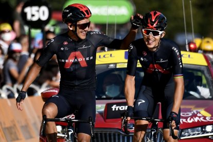 El ecuatoriano Richard Carapaz (i) y el polaco Michal Kwiatkowski (d), ambos del Team Ineos, entraron abrazaditos en la meta de la etapa 18 del Tour de Francia.
