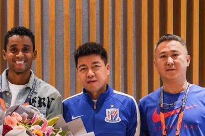 Con flores fue recibido Fidel Marínez en el Shanghai Shenhua.