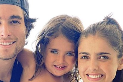 Danilo Carrera junto a su novia Michelle Reanud y el hijo de ella, Marcelo.