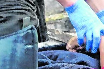 La joven quedó tendida en medio de los escombros tras el colapso.


17  de Septiembre  de 2020

KARINA DEFAS 

Agencia (ag-expreso ag-extra ag-quito)