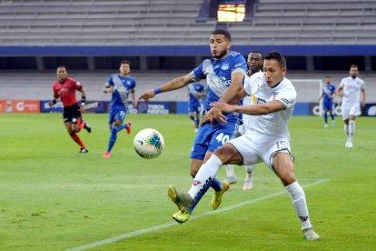 Sornoza metió el primer gol del cotejo entre LDU y Emelec.