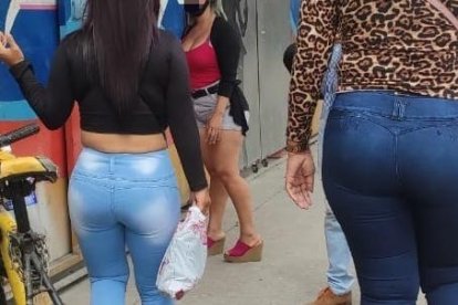 Las trabajadoras sexuales y los clientes llegaron al lugar para ver si se iban a reanudar o no las actividades.
