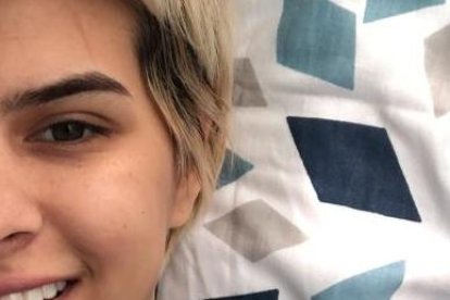 La joven luce feliz tras la exitosa operación a la que fue sometida.