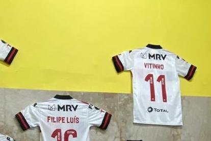 Las camisetas de los jugadores positivos por Covid 19 en la pared del camerino del Monumental.
