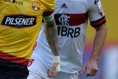 El zaguero de Flamengo, Rodrigo Caio (d) dio positivo a su prueba de Covid-19.