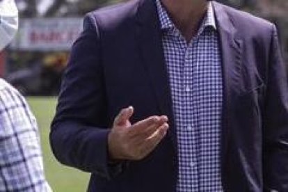 Gustavo Silikovich, secretario general de la FEF, estuvo en el Clásico del Astillero.