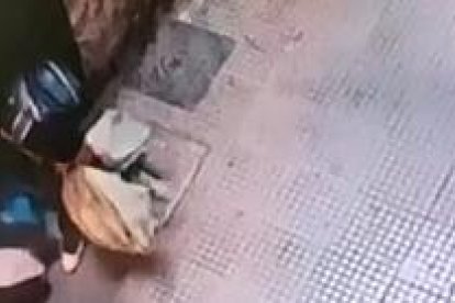 El estruche quedó registrado en cámaras de seguridad. Se observa a dos hombres entrar.