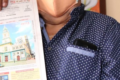 Luis recibió la ‘compu’ en su hogar ayer. Para ganar el premio tuvo que completar la postal de la iglesia San Francisco, de Guayaquil.