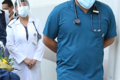 El adulto mayor fue despedido con honores a su salida del nosocomio guayaquileño.