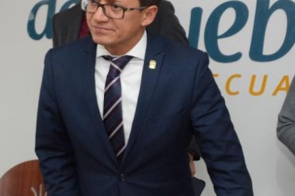 La autoridad se habría contagiado luego de tener contacto con una persona infectada con el virus.