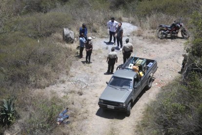 El hombre quedó tendido cerca de la camioneta que manejaba.