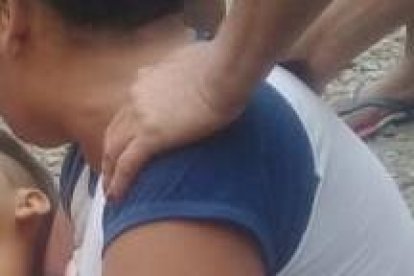 María Gómez lloraba sin consuelo abrazada del cadáver de su vástago.