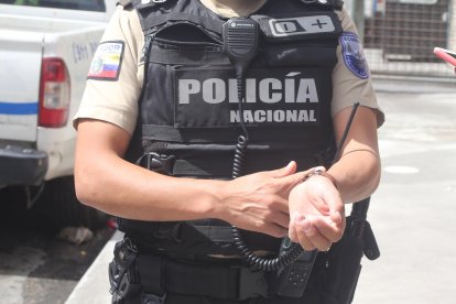 El oficial muestra cómo el joven pretendía quitarse la vida. Al subteniente lo acompañaron cuatro policías más durante el proceso.