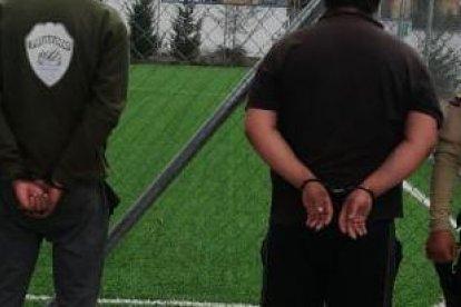 Los detenidos al parecer robaban a las personas que esperan en las paradas de buses.