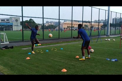 Miller Bolaños y Fidel Martínez en el entrenamientos del Shanghai Shenhua.