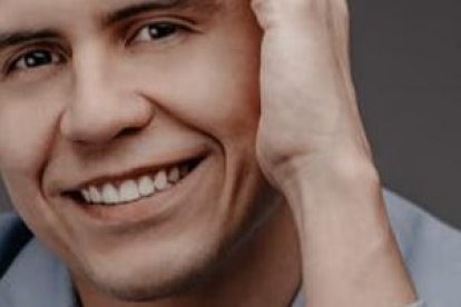 Manuel publica sus videos musicales en su cuenta @marvaloficial.