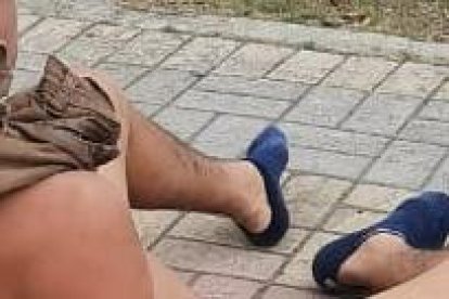 El hombre fue amarrado a un poste de alumbrado público.