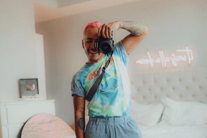 Phraa tiene 26 años y es un referente de fotografías a artistas.