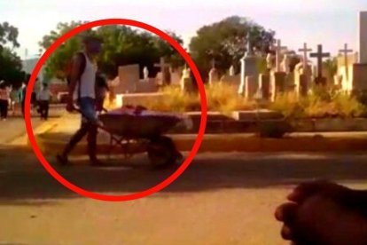 Una parte del video donde se ve a una carretilla con muerto.