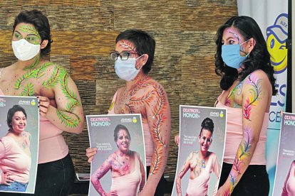 En el centro, Evelyn Regalado muestra una de las pancartas del proyecto.