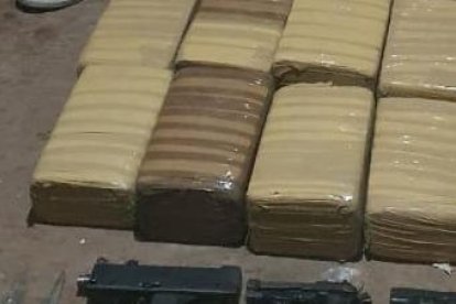 La policía encontró 15 bloques de marihuana  y cuatro armas.