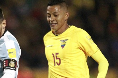 Robert Arboleda, de Ecuador, disputa un balón con Lionel Messi, ofensivo argentino. Este duelo se repetirá este jueves 8 de octubre en Buenos Aires.