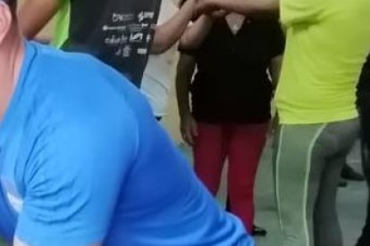 Lecciones de defensa personal dieron los elementos policiales a las mujeres de la cooperativa Santiaguito de Roldós.