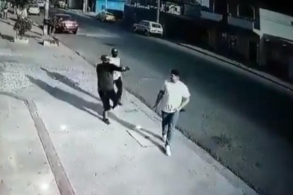 Los delincuentes aprovecharon que la víctima estaba de espaldas para acercarse a él y asaltarlo.