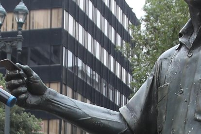 Vilka Medina León nos deleitó con una de sus creaciones musicales frente a la estatua de su abuelo, en el centro de Guayaquil. 
GERARDO MENOSCAL
Agencia (ag-expreso)