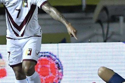 El zaguero colombiano Santiago Arias quedó tendido en el terreno de juego, tras la terrible lesión que sufrió.