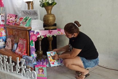 Junto al féretro se colocaron los regalos y la pancarta utilizada para celebrar el primer añito de la niña.