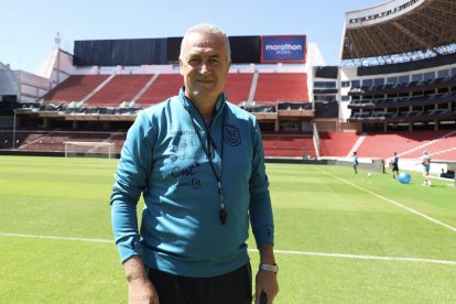 El entrenador de Ecuador, Gustavo Alfaro en el estadio Rodrigo Paz Delgado.