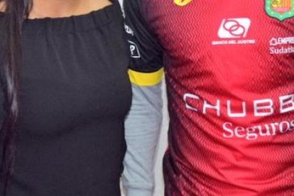 La presidenta del D. Cuenca Arq. Nataly  Villavicencio y Ely Esterilla ex jugador del Barcelona.