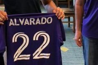 Alexander Alvarado ya recibió la camiseta de su nuevo equipo en Estados Unidos, donde será compañero de Jhegson Méndez.