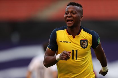 Michael Estrada y su doblete ante Uruguay.