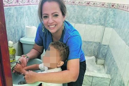 Lissette da clases a los niños, los asiste en su higiene y alimentación. La misionera va por el mundo sirviendo a los demás.